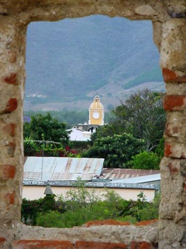 Hermosa vista enmarcada en ventana colonial