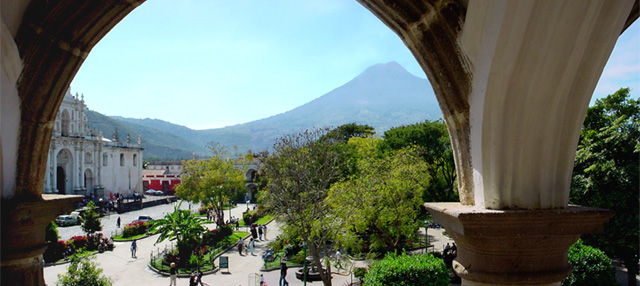 Volcán entre arcos del ayuntamiento