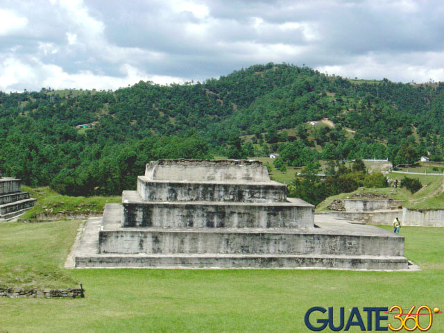 Antigua pirámide sin cresta en Zaculeu