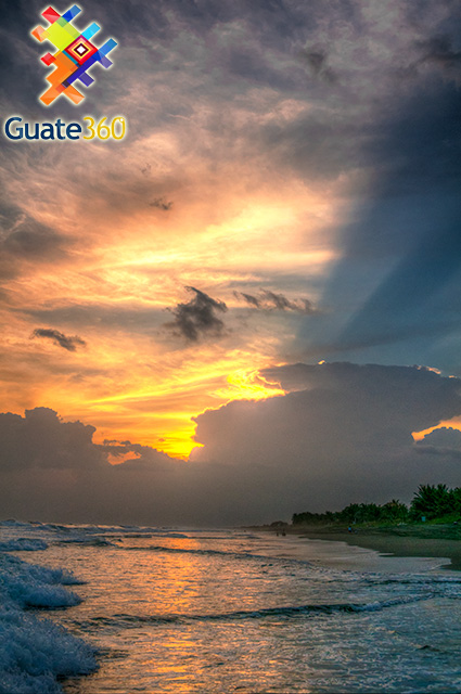 Playas de Monterrico al atardecer en Guatemala