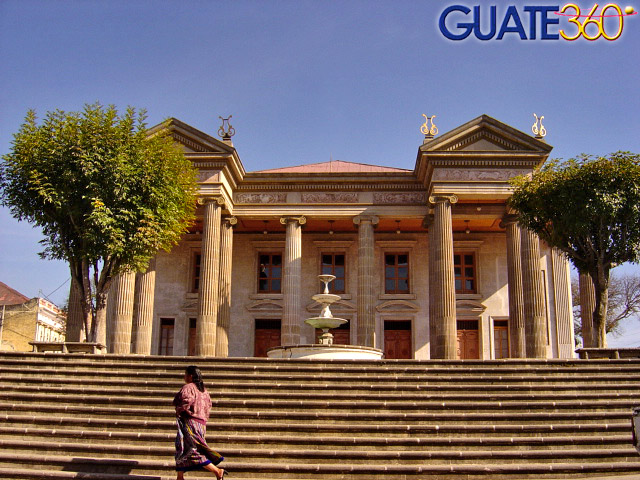 Apresurada frente al Teatro Municipal