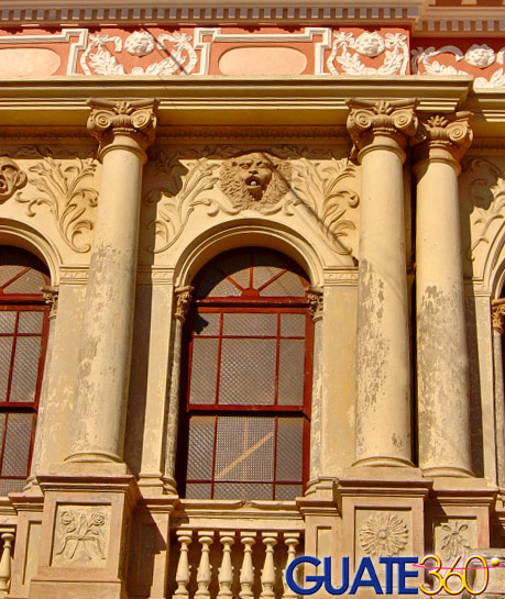 Hermosa edificación en el centro de Quetzaltenango