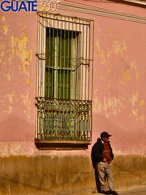Descansando en una centenaria edificación