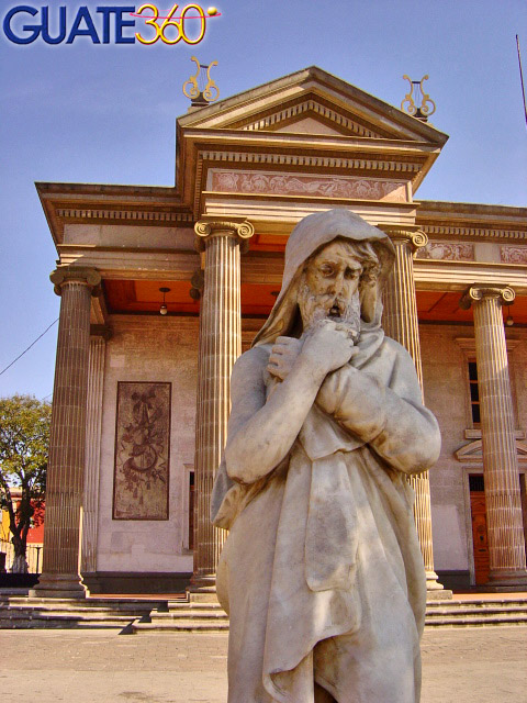 Escultura frente a Teatro Municipal