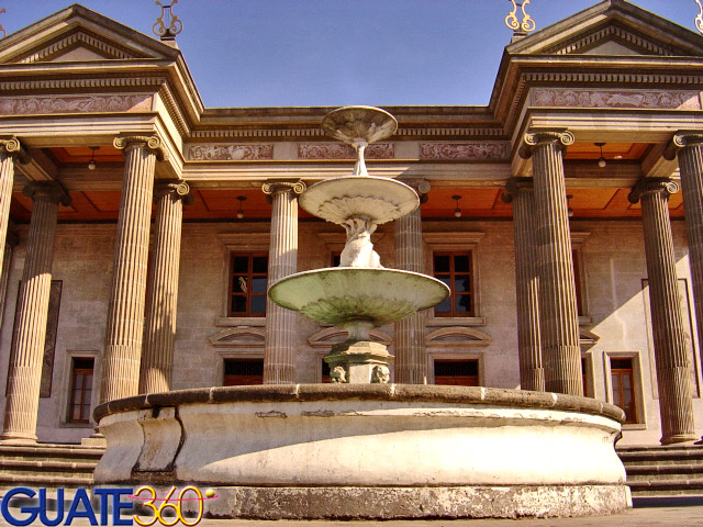Fuente frente a Teatro Municipal