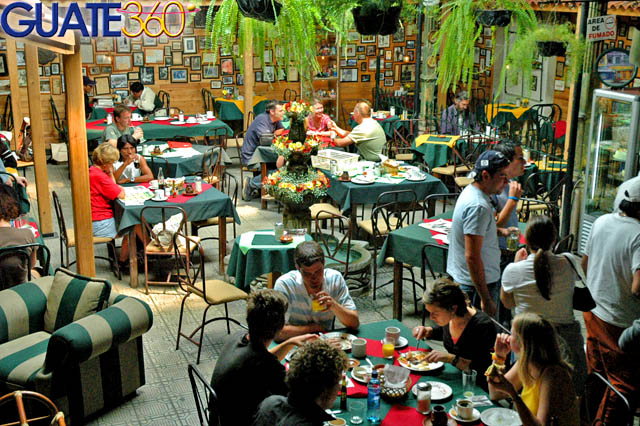 Café Baviera en su interior