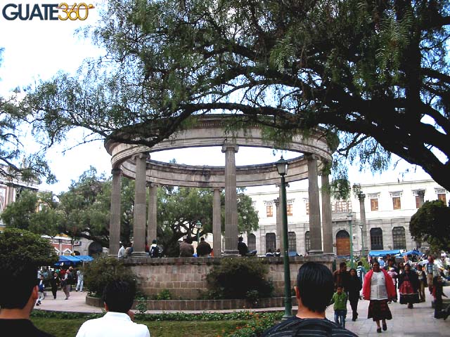 Kiosko en parque central de Xela