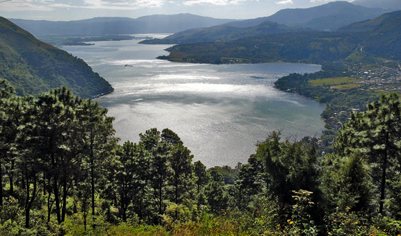 Lago de Amatitlan entre el bosque, en Guatemala