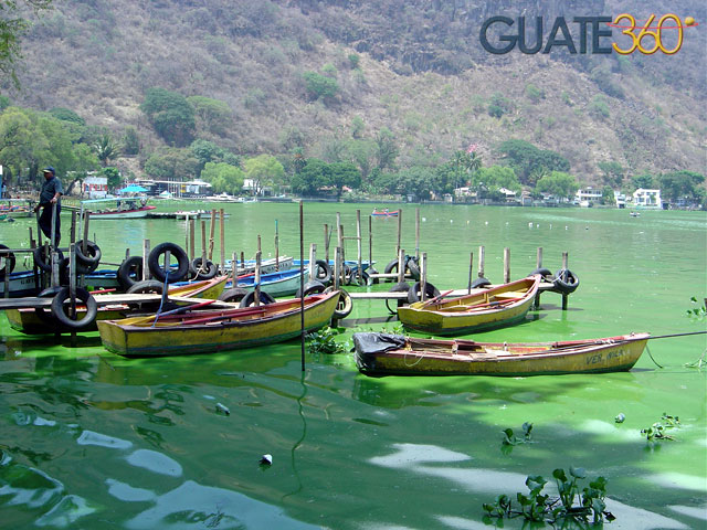 Lanchas en el muelle