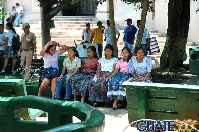 Guapas jóvenes en Parque Central