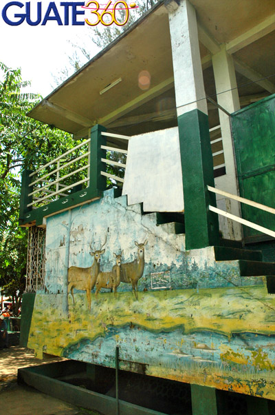 Mural en kiosko de Parque Central