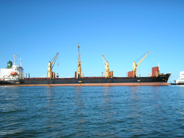 Carguero en el muelle