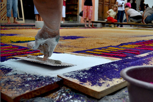 Semana Santa en Guatemala con Alfombras de Aserrín y códigos QR