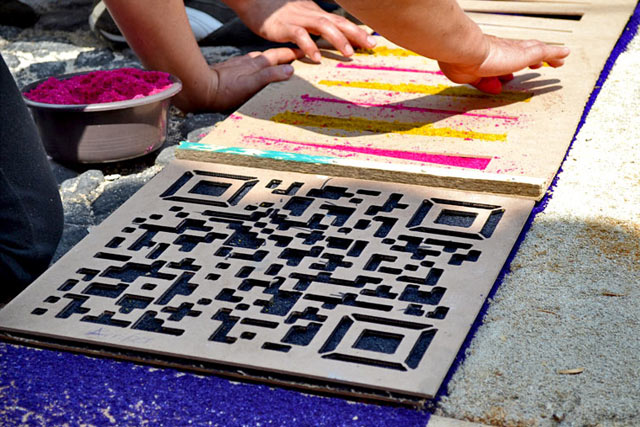 Código QR en una Alfombra de Aserrín en La Antigua Guatemala