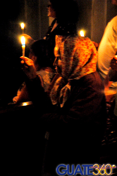 Anciana orando en iglesia