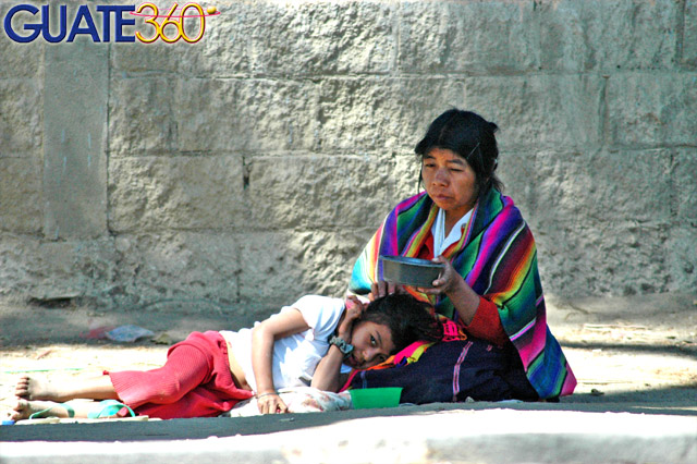 Madre e hija pidiendo ayuda en Xela