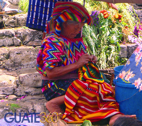 Mujer tejiendo