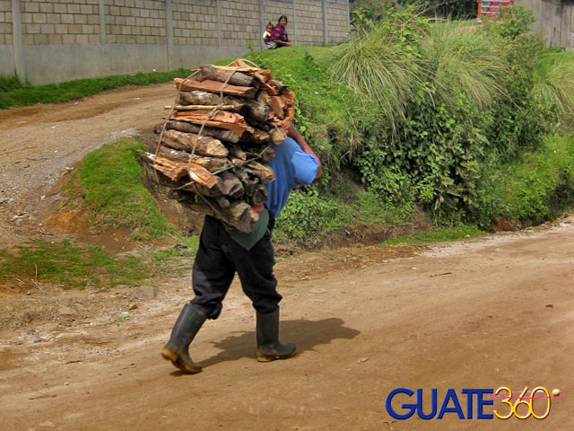 Cargador de leña en Chimaltenango Guatemala