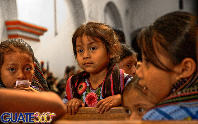Pequenas ninas indigenas en la Catedral de Santiago Atitlan