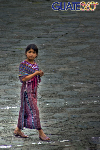 Joven indigena tzutujil modelando frente a la Catedral de Santiago Atitlan