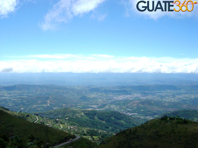 Vista frontal desde el mirador Juan Diéguez Olaverri en la sierra de los Cuchumatanes