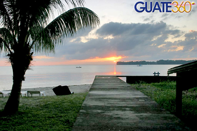 Muelle, palmeras y atardecer