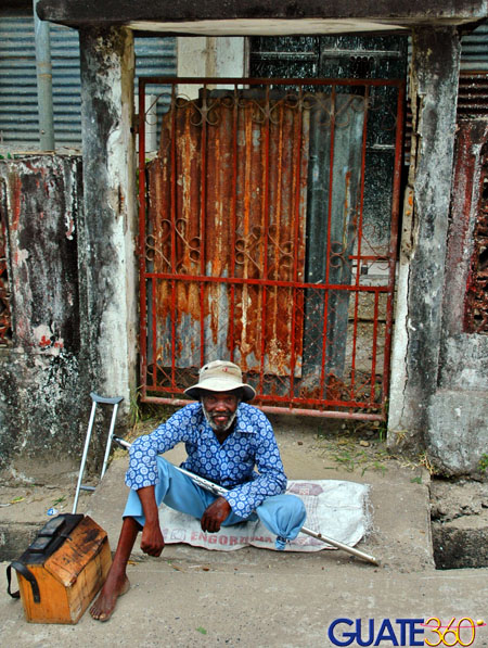 Indigente garífuna ofreciendo "lustre"