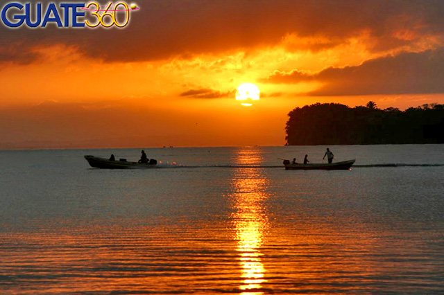 Atardecer sobre pescadores