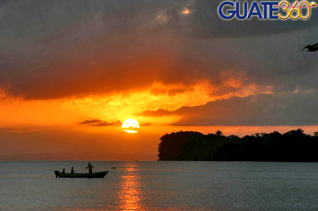 Atardecer sobre pescador
