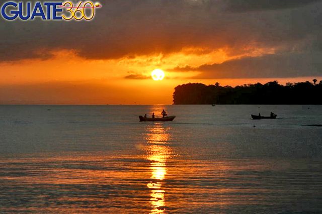 Atardecer sobre pescadores