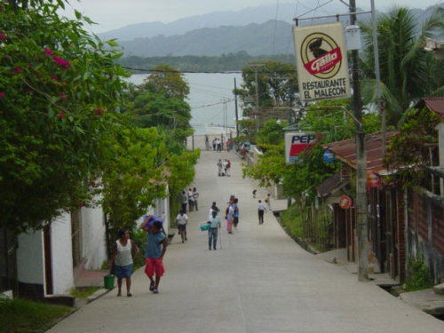 Calle hacia el muelle de Livingston en Izabal