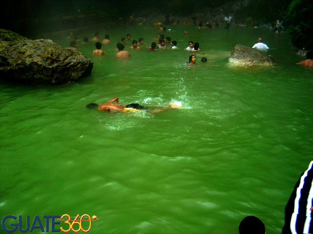 A nadar en las  Fuentes Georginas