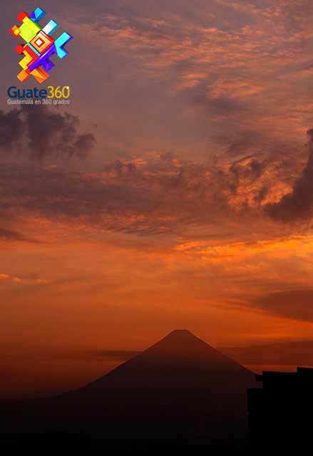 Volcán de Agua y un atardecer en la Ciudad de Guatemala