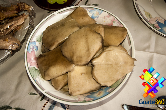 Tamalitos de viaje hechos de maíz en Guatemala