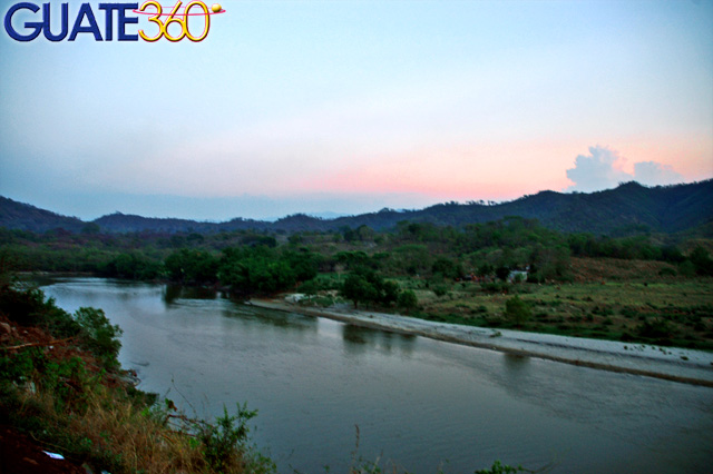 Imponente atardecer sobre el Río Motagua