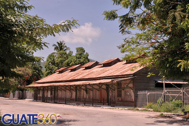 Antigua construcción en estación de ferrocarril