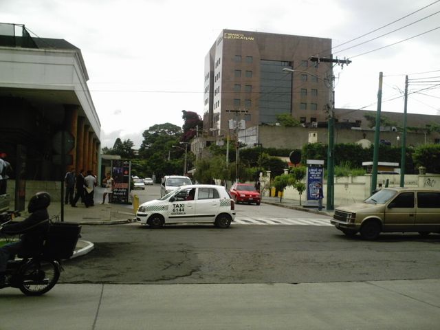 Banco Cuscatlán en la 15 calle de la zona 10 - Ciudad de Guatemala