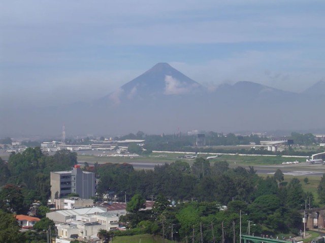 El volcán de Agua y el Aeropuerto la Aurora