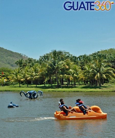 Refrescante y tranquila laguna en Valle Dorado