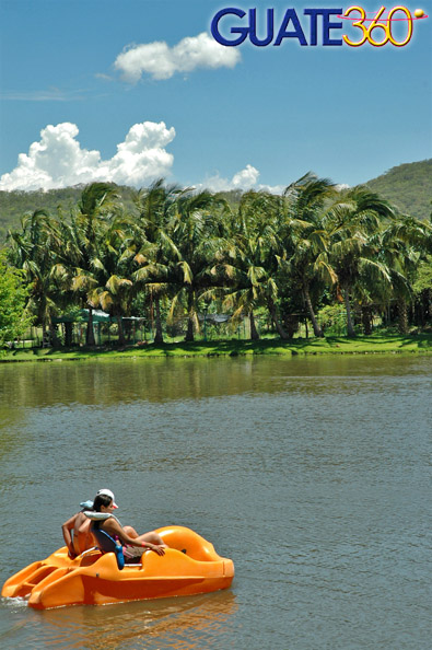 Laguna en Valle Dorado