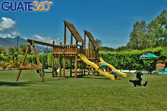 Divertidos juegos en área infantil de columpios