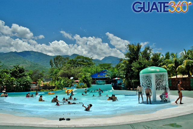 Piscina de olas llena de diversión