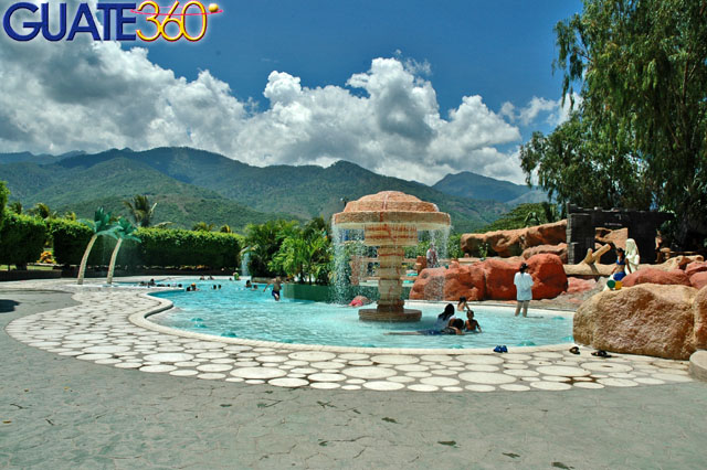 Piscina con refrescante hongo