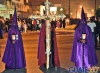 Cucuruchos con interesante traje portando Crucifijo
