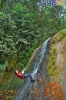 Disfrutando de las frescas cascadas haciendo rappel