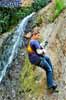 Hacieno rappel (descendiendo al costado de una cascada)