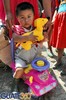 Niña recibiendo su regalo