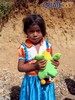 Niña recibiendo regalo