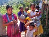 Niños recibiendo juguetes