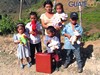 Familia recibiendo juguetes